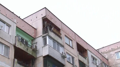 Проверяват дали детето, спасено от тераса в Ямбол, не е умишлено наказано навън