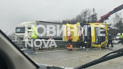 Обърнат тир блокира двете платна на „Хемус“ (ВИДЕО+СНИМКА)