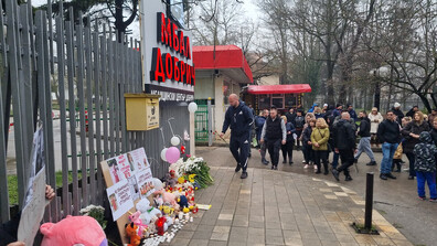 Протестно бдение пред болницата в Добрич след смъртта на 4-годишно дете (СНИМКИ)