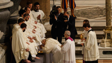 Папа Лъв XIV изми нозете на 12 свещеници в навечерието на Великден