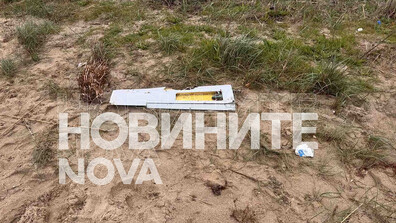Морето изхвърли крило на боен дрон на плаж в Бургаско