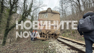 Пътнически влак дерайлира в Старозагорско (СНИМКИ)
