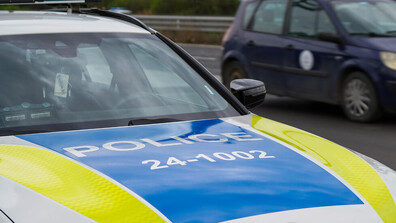 Бус помете патрулки на паркинга на районното в Горна Оряховица