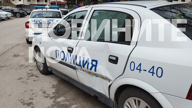 Автобус помете патрулки на паркинга на районното в Горна Оряховица (СНИМКИ)