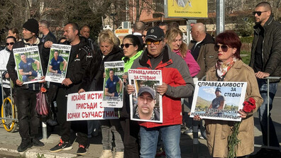 Ден на траур в Несебър: Близки на пребития до смърт Стефан протестират с искане за справедливост (ВИДЕО)
