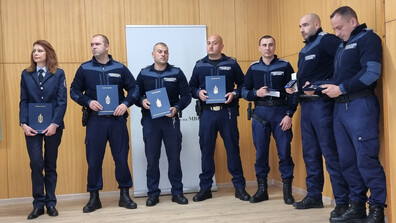 Наградиха полицаите, спасили дете от падане от осми етаж в Ямбол