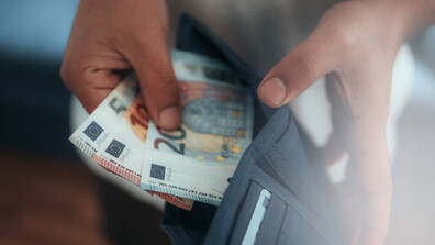 Данъци и осигуровки: Какво остава в джоба на работещите и какво предлагат партиите