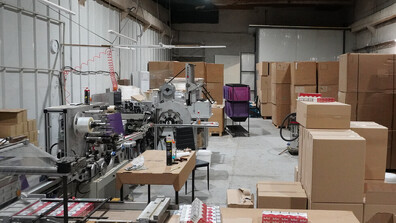 Задържаха двама души за незаконната фабрика за цигари в Дупница