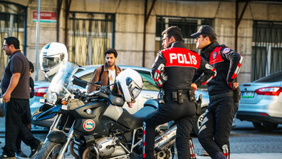 Над 400 ареста и стотици конфискувани оръжия при мащабна операция в Турция