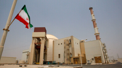 В Иран бяха образувани живи вериги за защита на електроцентрали