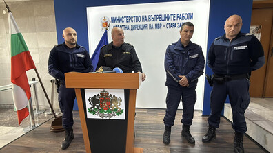 Полицаи съблякоха униформите си, за да спасят мъж, опитал да се самоубие