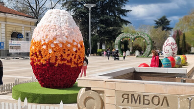 Най-големите великденски яйца в България украсиха центъра на Ямбол (СНИМКИ)