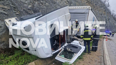 Тир се обърна в Прохода на Републиката, шофьорът - с положителна проба за алкохол (СНИМКИ)