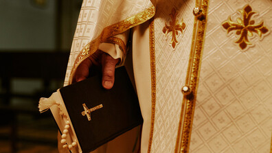 Вековна традиция: В Гърция седмици наред майстори изработват църковни одежди (ВИДЕО)