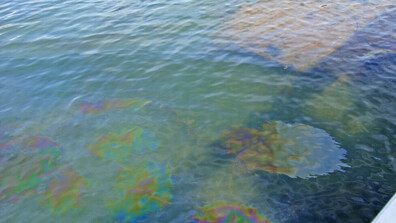 Разлив на петрол спря трафика във второто най-голямо пристанище в Европа (СНИМКА)