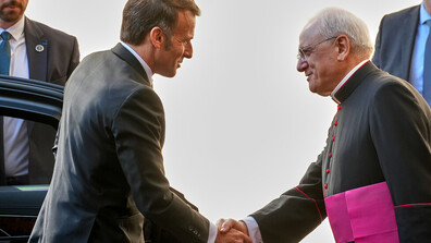 Първа среща между Еманюел Макрон и папа Лъв XIV (СНИМКИ)