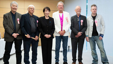 „Вие сте моят бог“: Японският премиер се срещна с музикантите от „Дийп пърпъл“