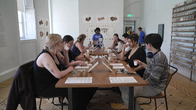 Изложба в Лондон предлага на посетителите да опитат "ядлива пръст" (ВИДЕО)