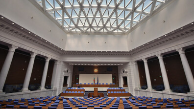 От „мутри“ до „еничари“: Как езикът на омразата превзе парламента (2021–2025 г.)