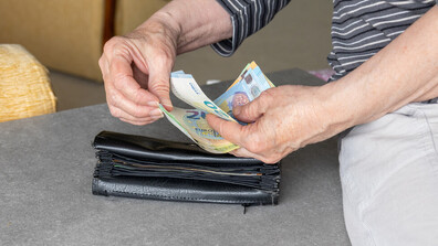 Обсъждат да изплащат пенсиите преди почивни дни, а не след тях