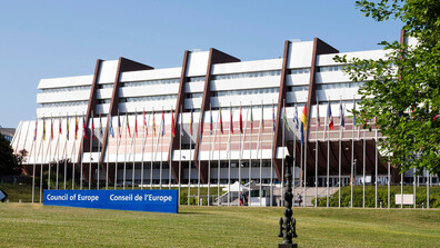 Съветът на Европа предупреди в годишен доклад за пренаселеност на затворите и полицейско малтретиране