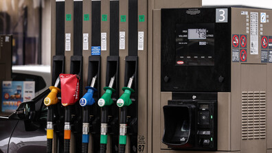 Франция обмисля таван на печалбите на бензиностанциите