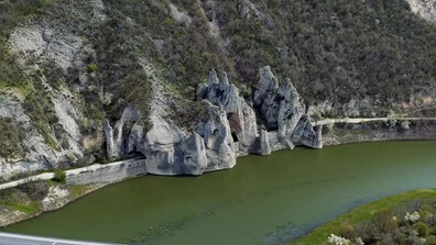 "Дотам и обратно”: Дъждовете "съживиха" чудото на Чудните скали