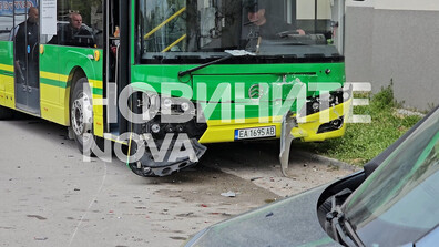 Автобус на градския транспорт в Хасково удари три паркирани автомобила