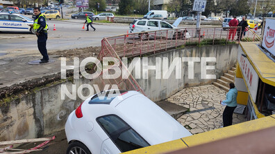 Кола влетя в подлез в Шумен