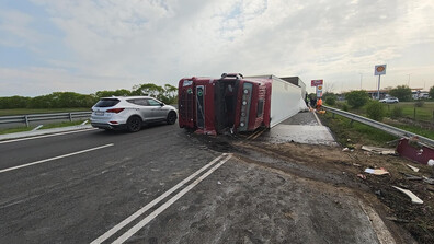 Камион се обърна на 