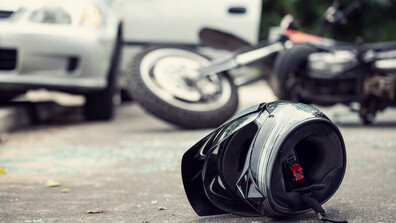 Моторист без номера предизвика катастрофа във Варна и избяга от мястото на инцидента