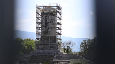 Демонтират скелето на Паметника на Съветската армия