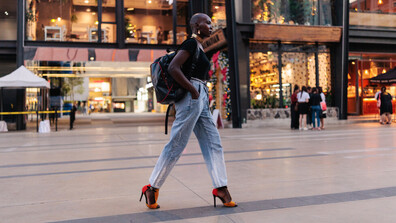 Как да носим дамски обувки на висок ток с раници за модерна женствена визия