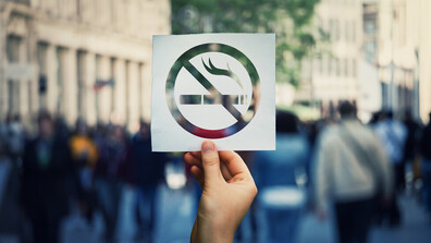 Великобритания ще приеме доживотна забрана на тютюнови изделия за всички под 17-годишна възраст