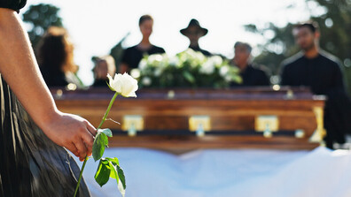 Мъж изкопа собствения си гроб, преживял няколко тежки инцидента