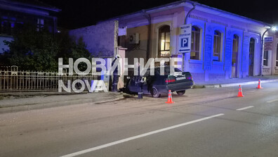 Жена катастрофира в тротоар на главна улица в Горна Оряховица (СНИМКИ+ВИДЕО)