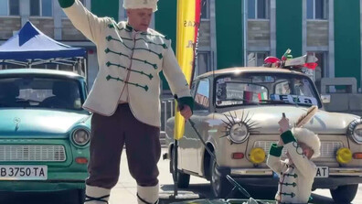 Ретро автомобили дефилират в Панагюрище по повод 150 години от Априлското въстание