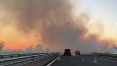 Пожар до “Тракия” затруднява движението по магистралата (ВИДЕО)
