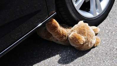 След удар отзад кола блъсна майка и дете в Ямбол