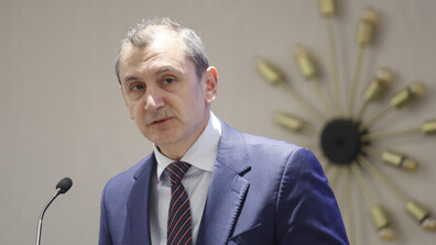 Здравният министър представя промените в наредбата, касаещи условията за специализация