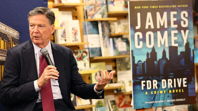 Бившият директор на ФБР се предаде на властите по обвинението в заплаха срещу Тръмп