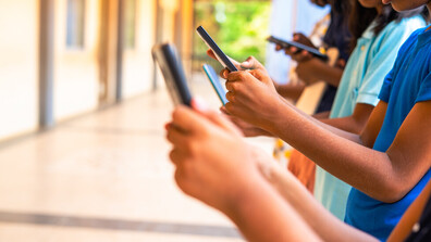 ЕК: Деца под 13 г. масово заобикалят правилата на Instagram и Facebook