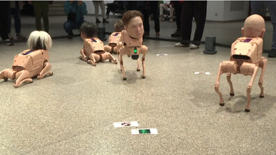 Роботизирани кучета с лицата на Джеф Безос и Марк Зукърбърг на изложба в Берлин (ВИДЕО)