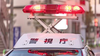 Въоръжен с чук рани петима в Токио