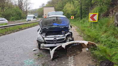 Шофьор катастрофира с кола без регистрационни номера в Старозагорско и избяга