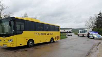 Шофьор на аварирал автобус бе блъснат от кола на пътя Разград – Варна