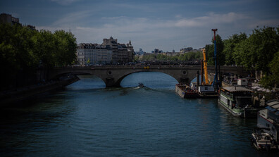 Автобус падна в река Сена край Париж