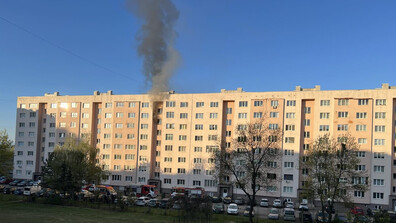 Пожар пламна в блок в Перник, гъст дим се издига над сградата (СНИМКИ)