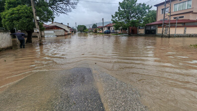Мъж подкара лодка по улиците на Севлиево (ВИДЕО)