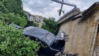 Шофьор избяга след гонка и катастрофа в Бургас, в колата му откриха нелегални мигранти